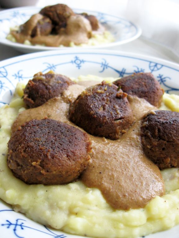 vegetarian dutch meatballs with mashed potatoes and gravy