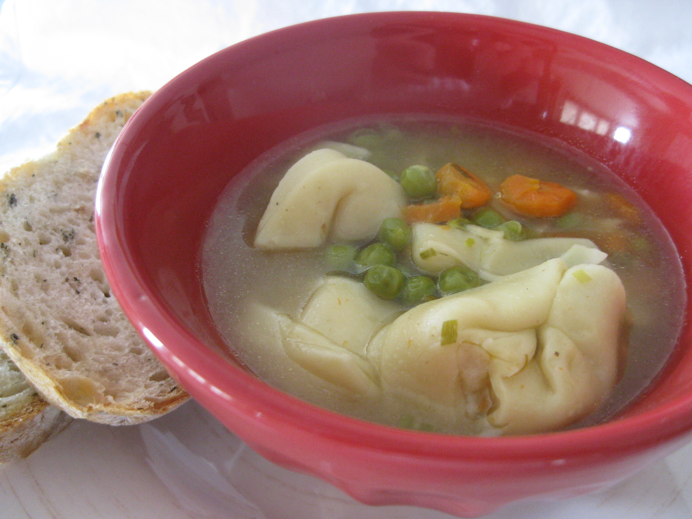 tortellini soup with carrots, peas and leeks