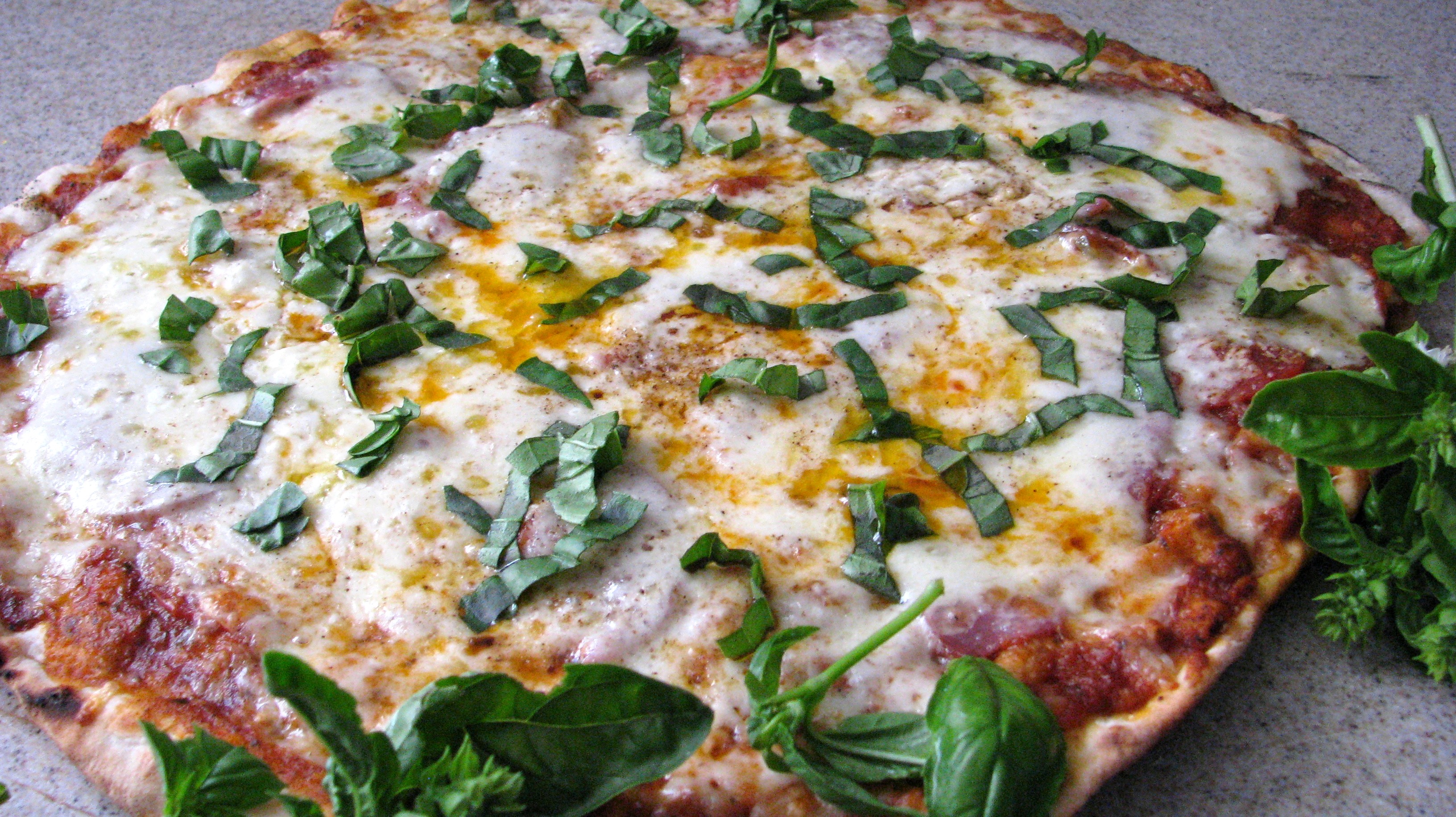 Autentica pizza napoletana (authentic neapolitan pizza)
