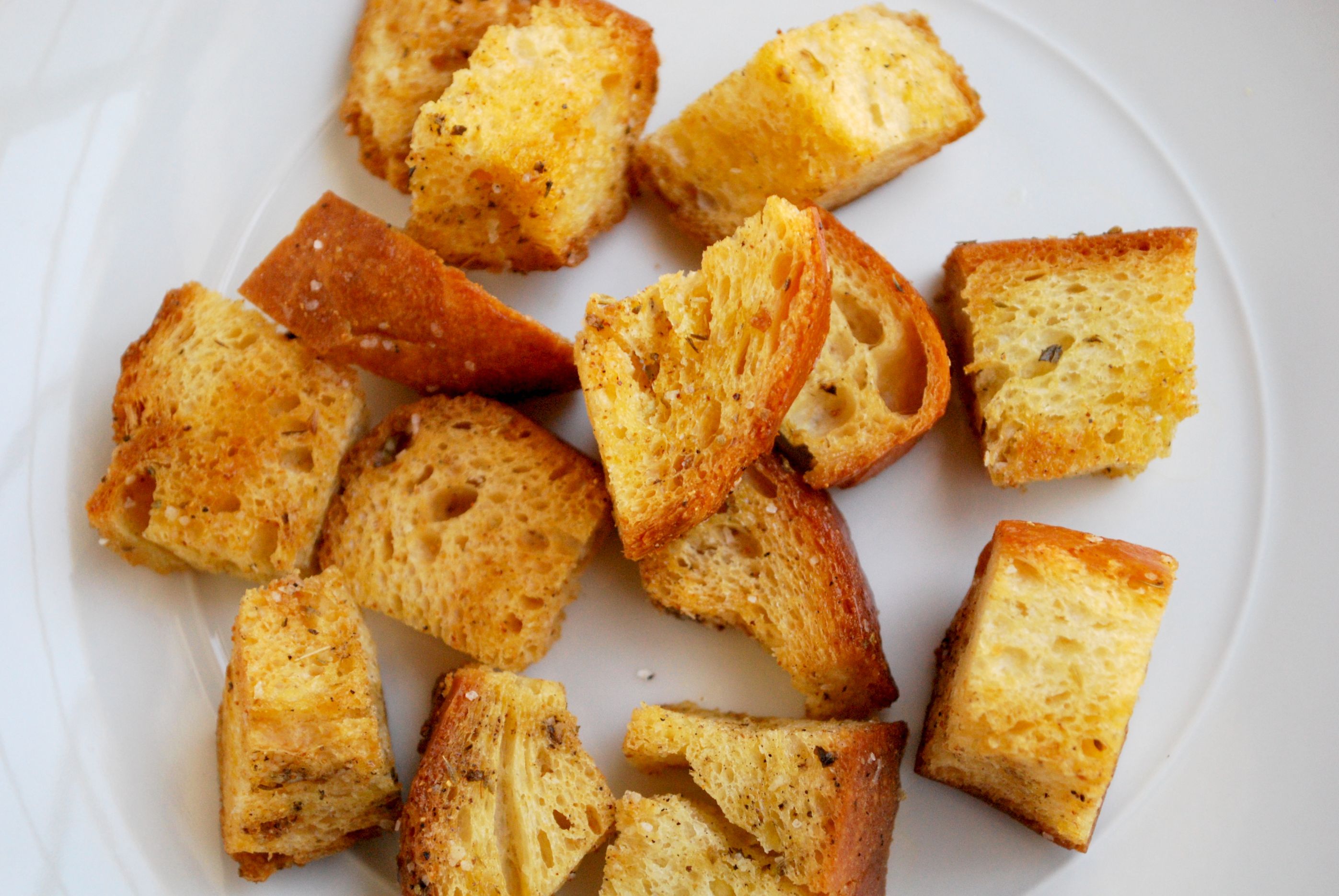 Сухарики домашние рецепт из хлеба. Сырные сухарики. Сухари с сыром в духовке. Французские сухарики. Сухарики из белого хлеба с сыром.