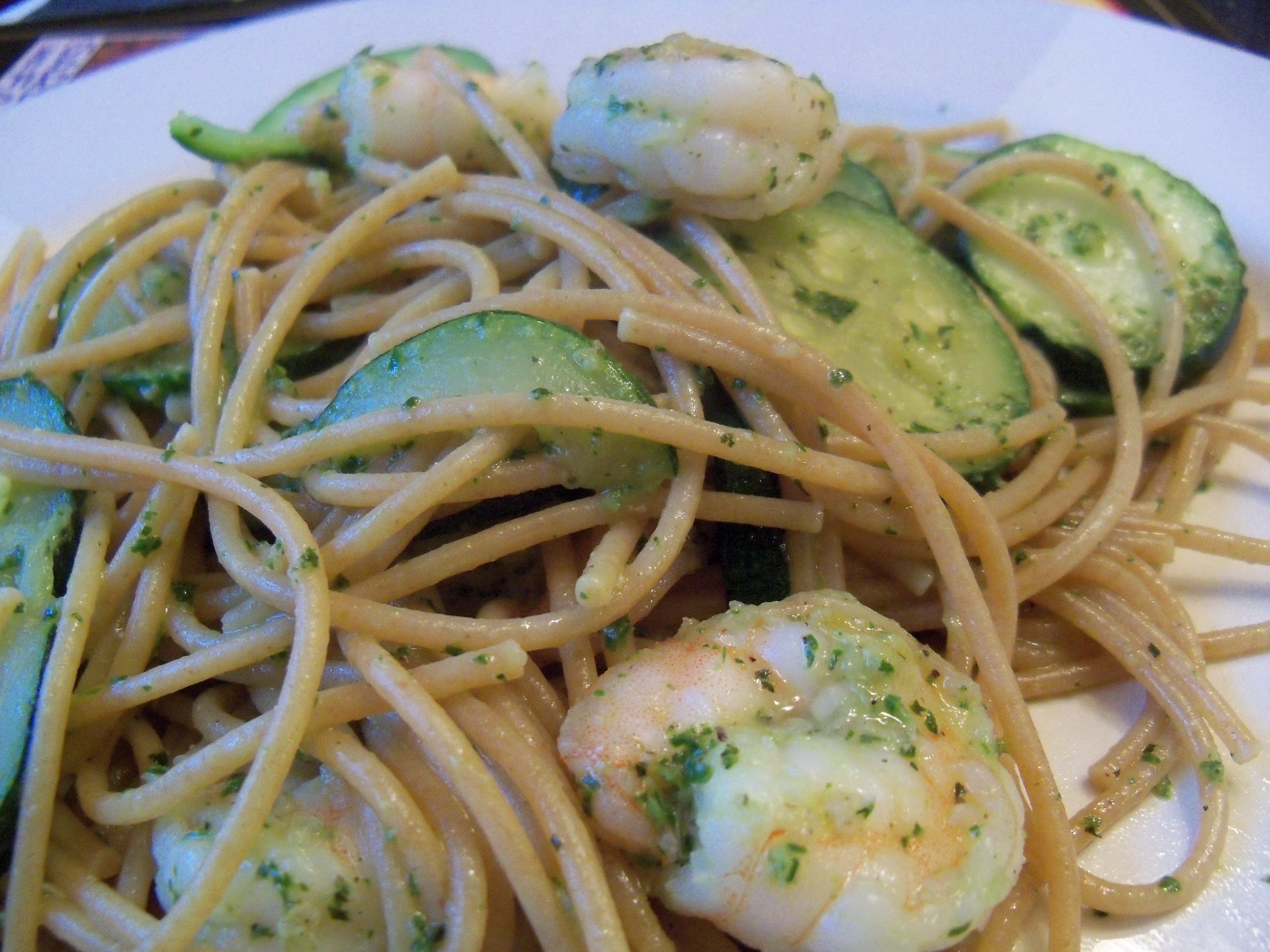 pesto shrimp pasta with zucchini