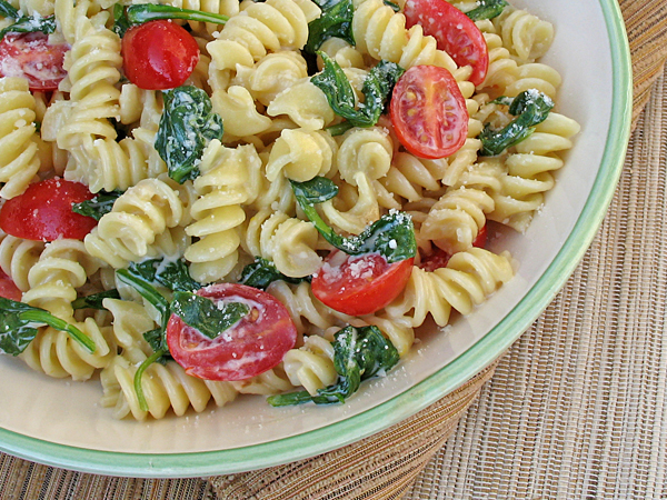 Creamy lemon fusilli with spinach and tomatoes