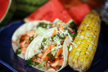 sweet ‘n spicy grilled salmon fish tacos