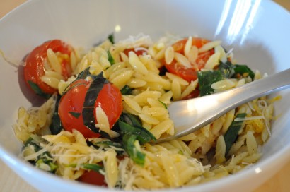 Orzo with spinach and tomatoes