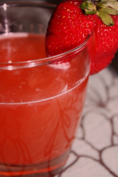 strawberry vanilla lemonade (sweetened with stevia)