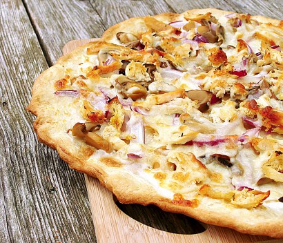 grilled pizza: chicken, red onions, and cream cheese