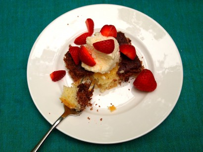 chocolate loves vanilla cake (or cupcakes)