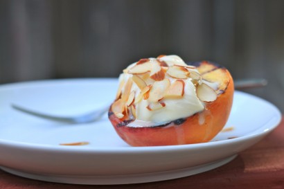 grilled peaches with mascarpone and toasted almonds
