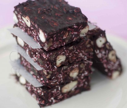 goji, cashews & chocolate cereal bars: a vegan delight