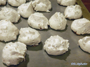forgotten cookies (meringue cookies with walnuts & chocolate)
