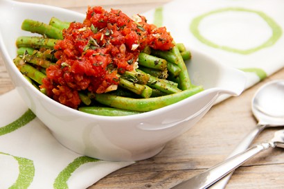 Sauteed green beans with roasted tomato sauce
