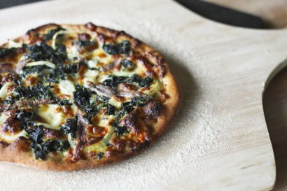 spinach and garlic alfredo pizza
