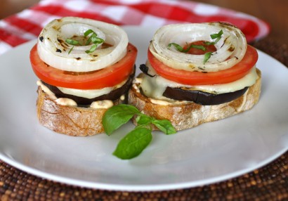 grilled eggplant burgers with spicy garlic spread