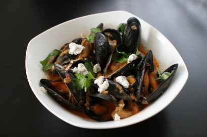 mussels with tomato broth and goat cheese