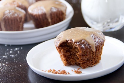 skinny gingerbread cupcakes with sweet cinnamon glaze
