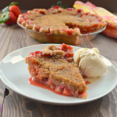 Strawberry rhubarb pie with crumb topping