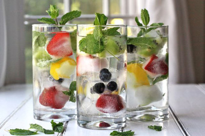 Low-cal spritzers with fruit ice cubes