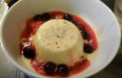Vanilla panna cotta with warm berries