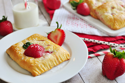 easy strawberry cream cheese pastries