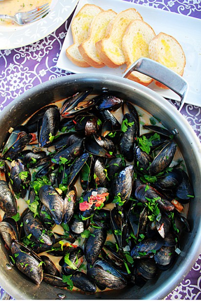 steamed mussels in coconut curry broth