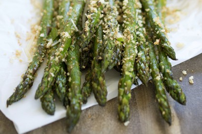 roasted asparagus with garlic breadcrumbs