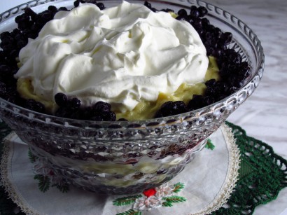 vanilla trifle with blueberries, chocolate cake and vodka