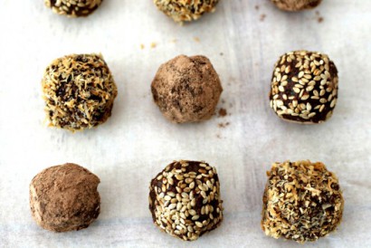 raw chocolate truffles (vegan & dairy-free)