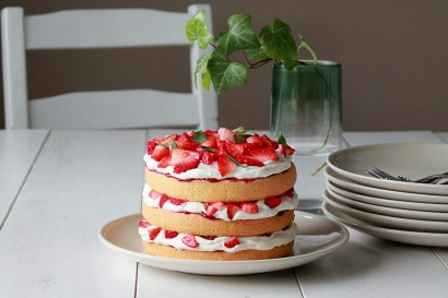 strawberry and cream sponge cake