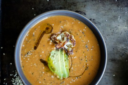 Vegan sweet potato-cauliflower soup with red curry