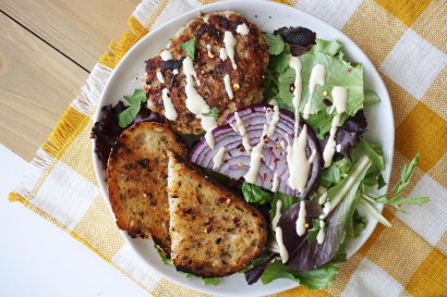 turkey burgers with tahini dressing and grilled bread