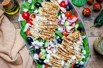 healthy grilled chicken salad (greek style)