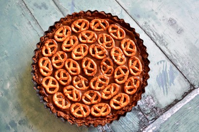 chocolate caramel peanut pretzel pie