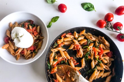 15-minute tomato pasta with spinach and walnuts