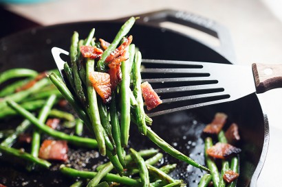blistered green beans with crispy bacon