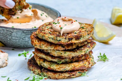 cheesy zucchini fritters with spicy ranch dip (keto)