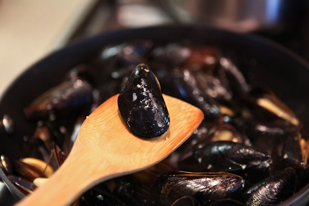 Tasty Kitchen Blog: 15-Minute Mussels. Guest post by Jaden Hair of Steamy Kitchen.