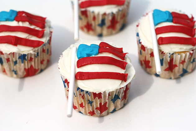 Tasty Kitchen Blog: Flag Day! Guest post by Jaden Hair of Steamy Kitchen (American Flag Cupcakes, from The Celebration Shoppe)