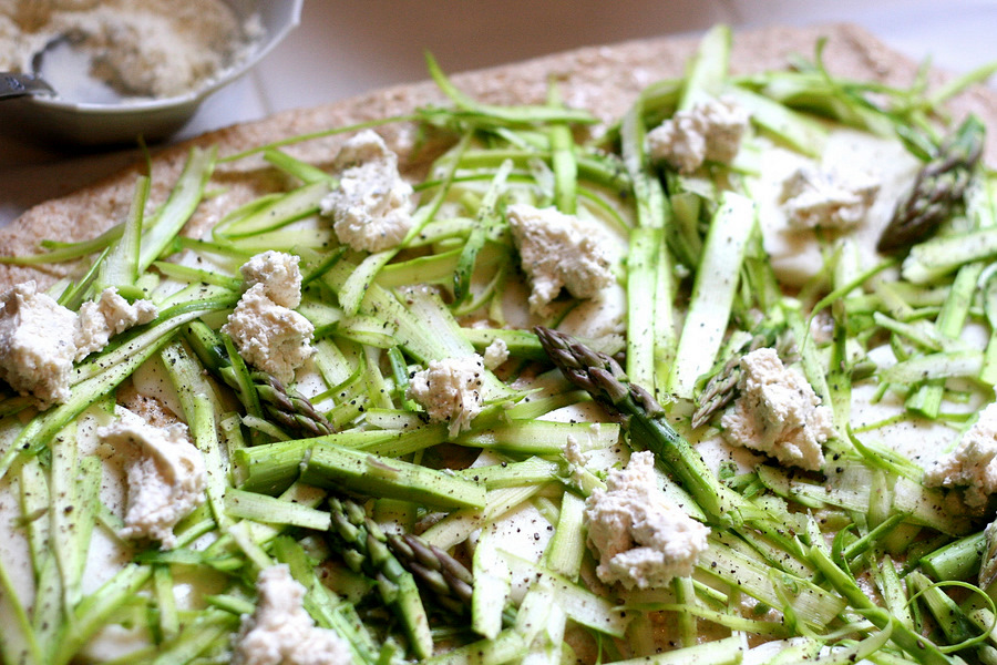 Tasty Kitchen Blog: Shaved Asparagus Pizza. Guest post by Natalie Perry of Perry's Plate, recipe submitted by TK member keeperrox.