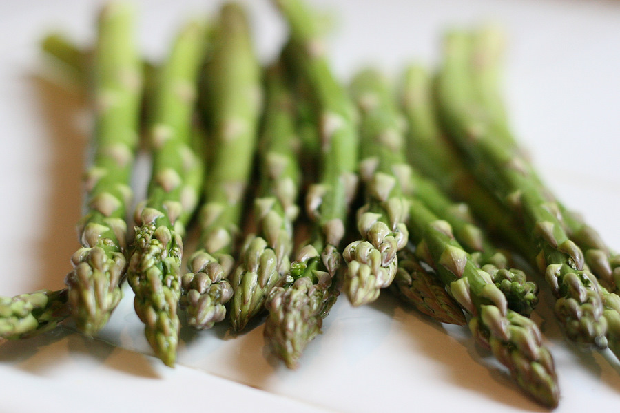 Tasty Kitchen Blog: Shaved Asparagus Pizza. Guest post by Natalie Perry of Perry's Plate, recipe submitted by TK member keeperrox.