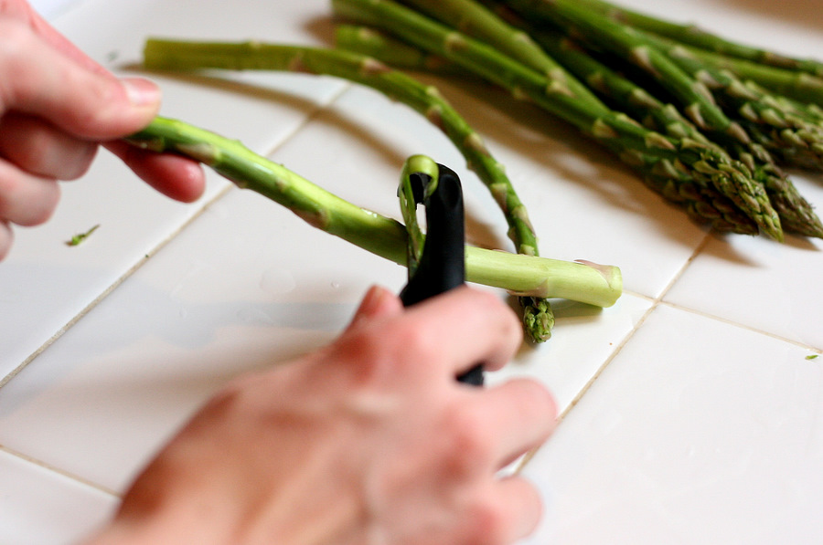 Tasty Kitchen Blog: Shaved Asparagus Pizza. Guest post by Natalie Perry of Perry's Plate, recipe submitted by TK member keeperrox.