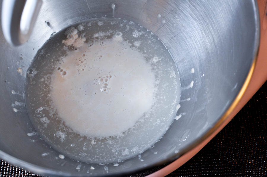 Емкость с теплой водой сахаром и дрожжами. Дрожжи в теплой воде. Горение тесто на воде. Дрожжевая суспензия при добавлении соли.