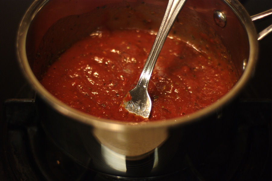 Tasty Kitchen Blog: Homemade Pizza Sauce. Guest post and recipe from Erica Kastner of Cooking for Seven.