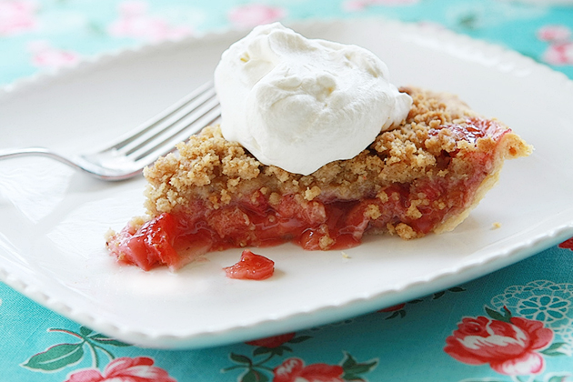 Strawberry Rhubarb Pie with Streusel Topping