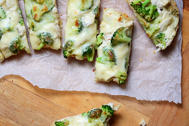 Tasty Kitchen Blog: Chicken Alfredo Garlic Bread Pizza. Guest post by Faith Gorsky of An Edible Mosaic, recipe submitted by TK member Jennifer of Mother Thyme.